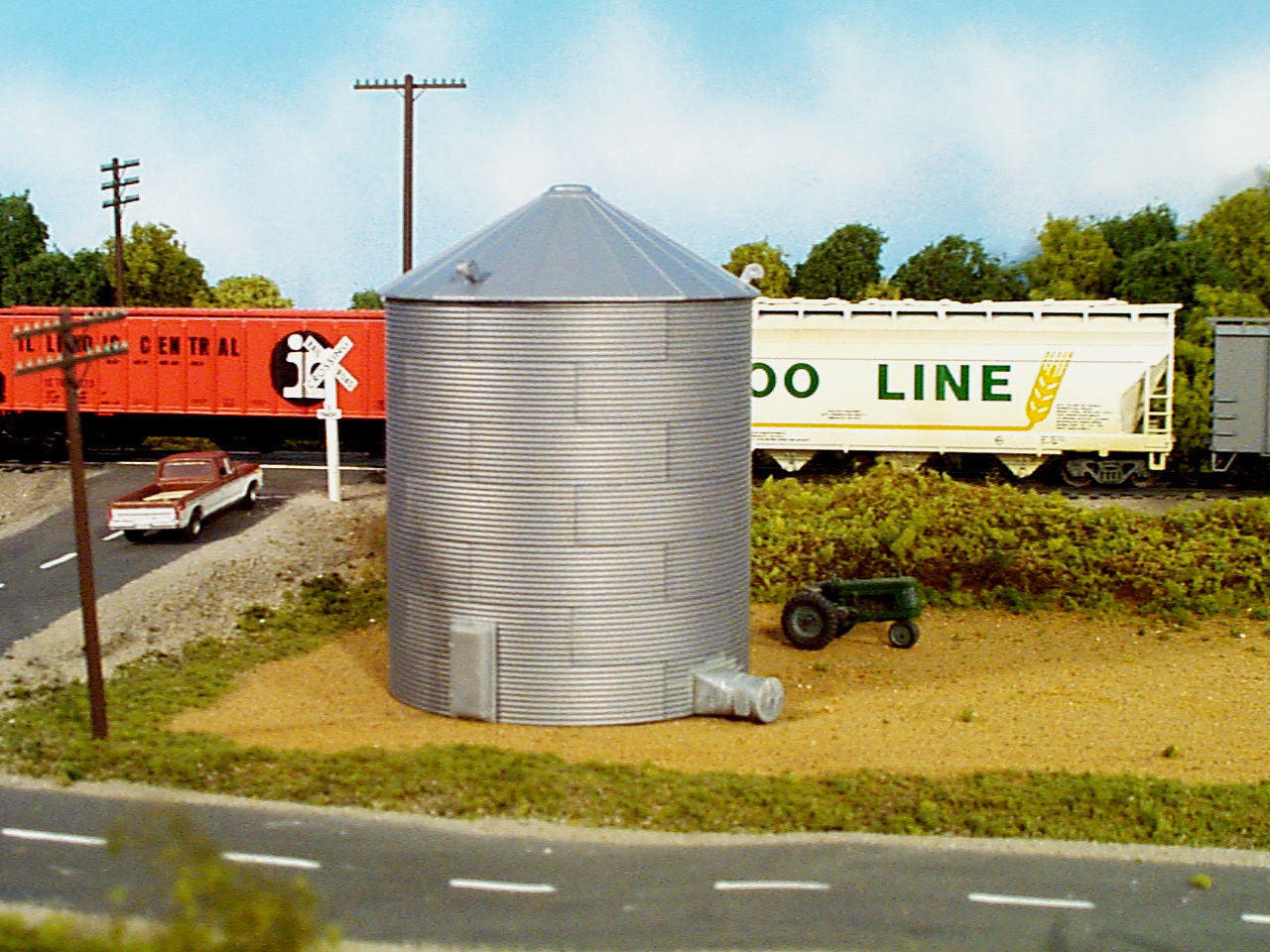 628-0304 HO Corrugated 30 foot Grain Bin