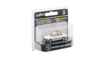 JP5370 Family Vacation Sedan - HO Scale | Just Plug